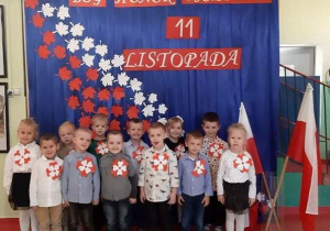 Dzieci tuż przed śpiewaniem "Mazurka Dąbrowskiego".